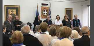Τα ΚΑΠΗ Αγίου Δημητρίου τραγούδησαν τα κάλαντα στο Δημαρχείο